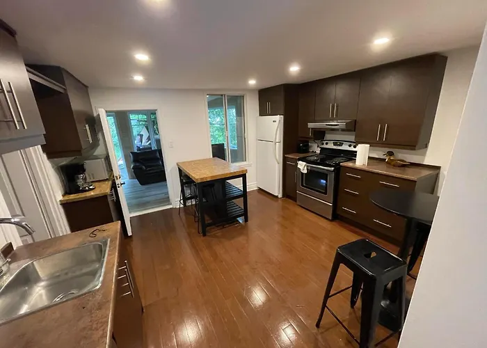 Spacious 3 Bedroom Apartment - 3944 Sainte Emilie