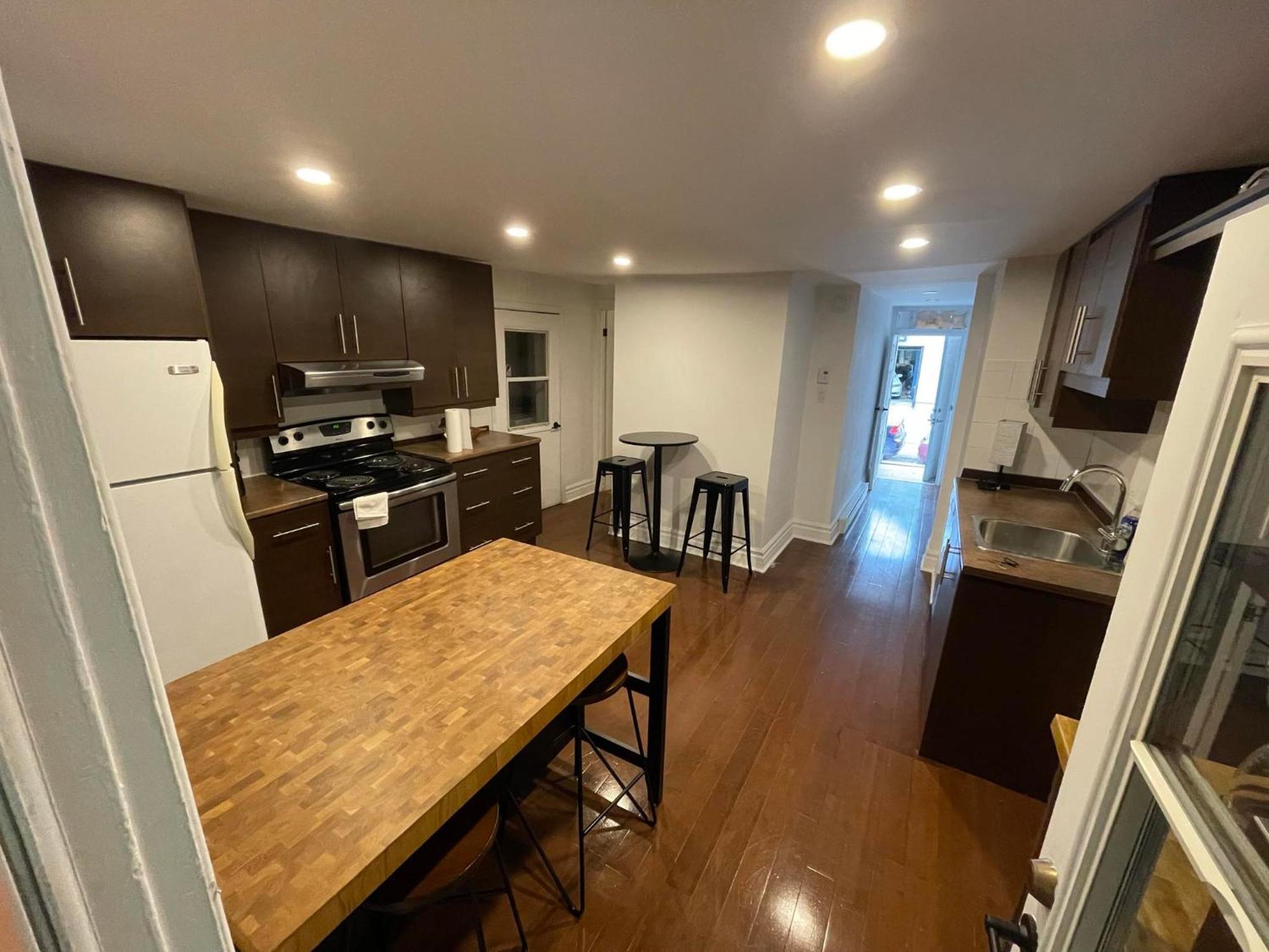 Spacious 3 Bedroom - 3944 Sainte Emilie *
